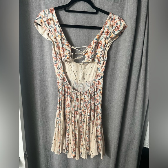 COPY - FREE PEOPLE DRESS CAP SLEEVES BACKLESS FLORAL SIZE M - Picture 3 of 6